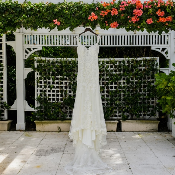 Gorgeous Maggie Sottero Lace Fit Wedding Dress - Picture 1 of 8